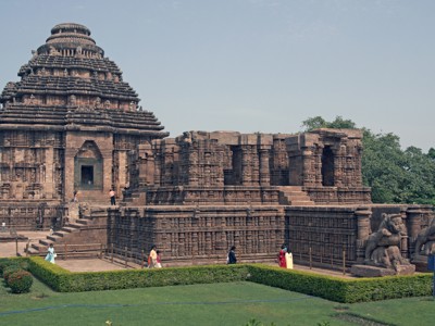 Zonnetempel van Konark in Odisha met rijk bewerkte stenen gevels en bezoekers op het tempelterrein.