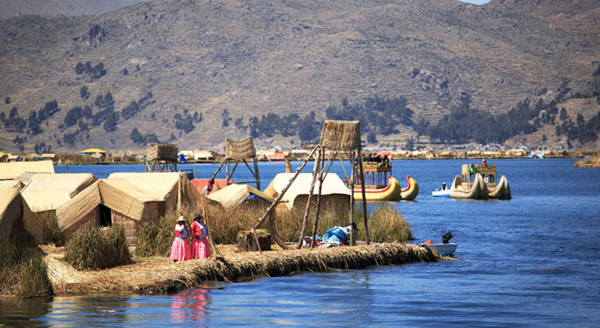 Puno Rieteilanden en boten op het Titicacameer bij de Uros-eilanden in Peru.