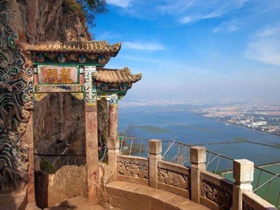 Poort met Chinese tekens op de Westelijke Heuvels in Kunming, met uitzicht over het Dianmeer.
