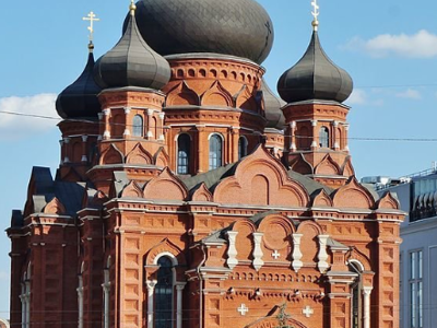 Rode orthodoxe kerk met zwarte uivormige koepels in Rusland, tijdens de reis Rusland hoogtepunten.