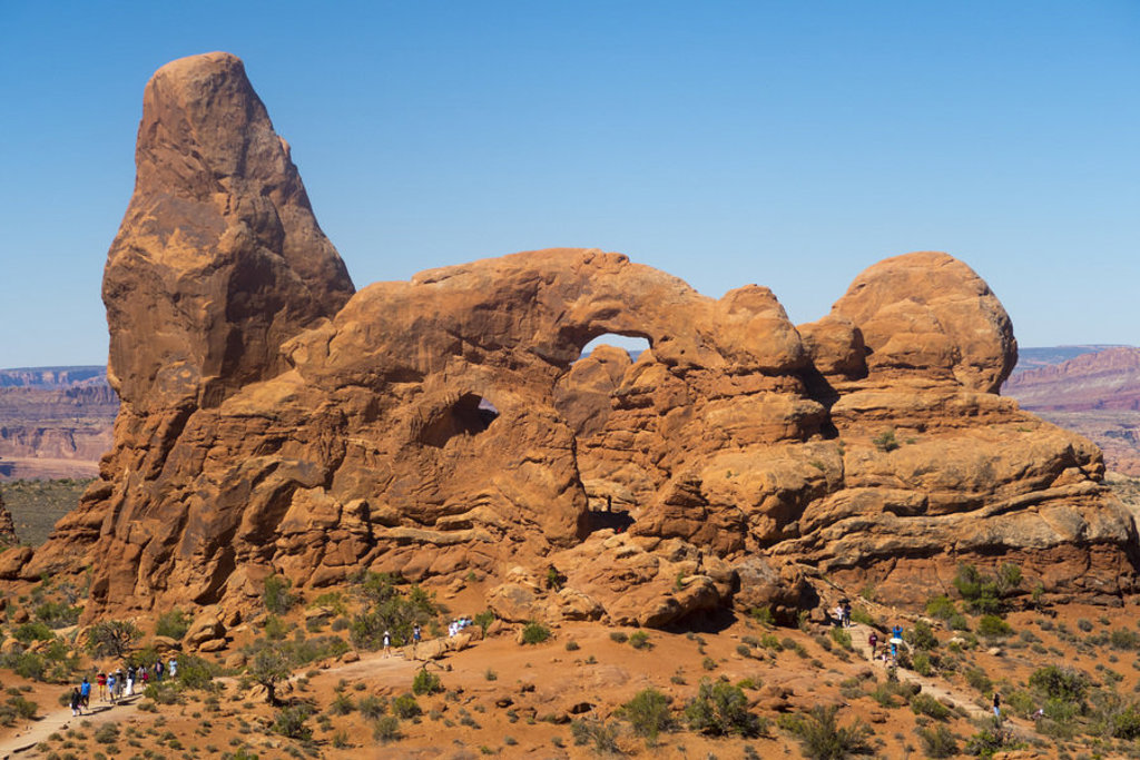 Wandelpad langs roodkleurige rotsformaties in Arches National Park, Verenigde Staten.