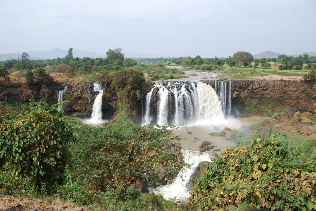 Waterval in groen landschap in Ethiopië tijdens een groepsrondreis.