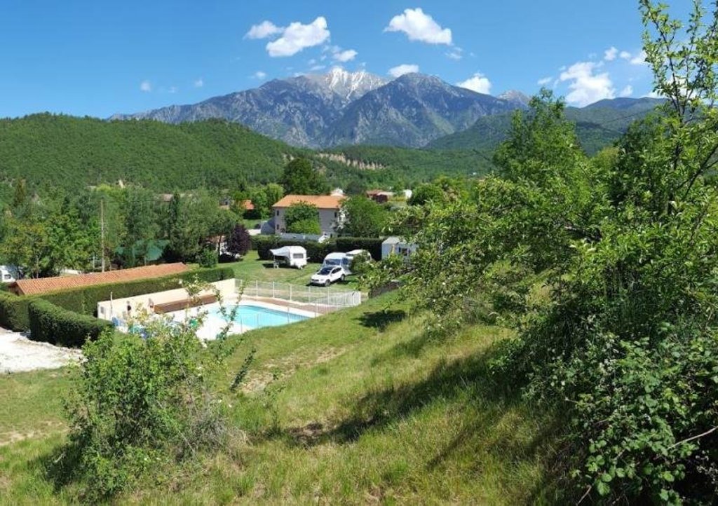 Wandelaars op een bergpad in de Pyreneeën bij de Canigou, Frankrijk.