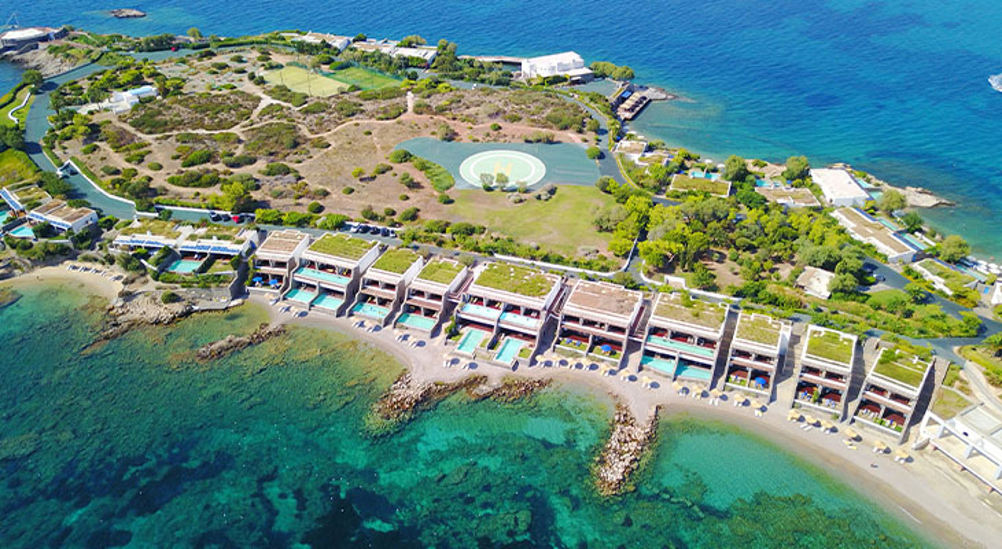 Luxe Grand Resort Lagonissi een resort aan zee met strand, moderne villa’s en helder turquoise water.