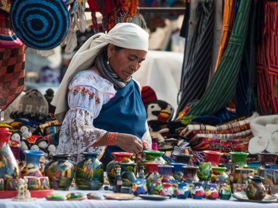 Marktkraam met kleurrijk handwerk en beschilderd aardewerk tijdens de route Galapagoseilanden.