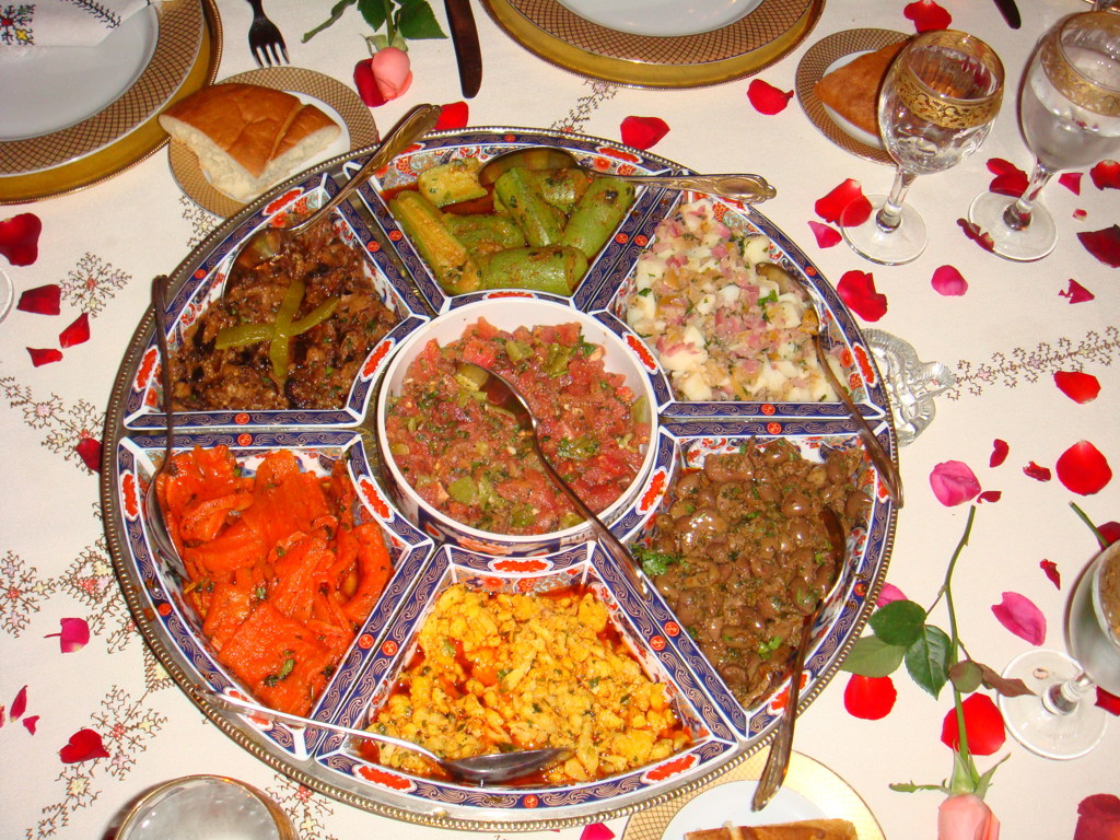 Marokkaanse mezze met diverse salades en stoofgerechten op een gedekte tafel tijdens groepsrondreis Marokko.