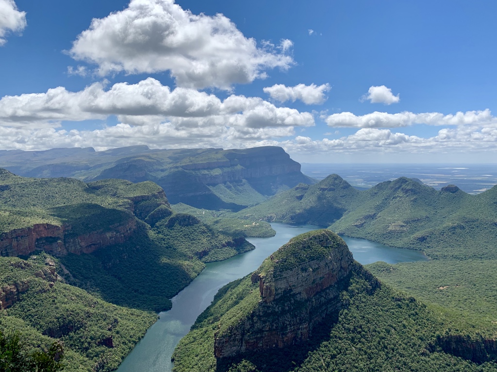 Panorama van Blyde River Canyon met kronkelende rivier en groene bergen tijdens familiereis Zuid-Afrika en eSwatini.