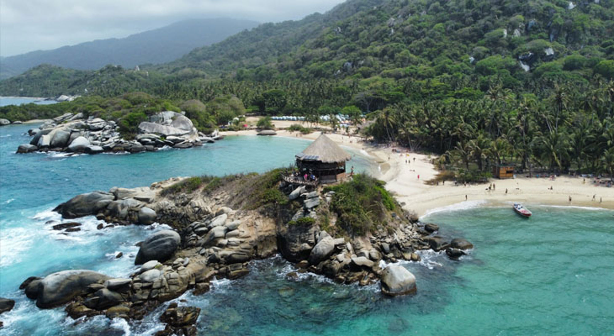 Luchtfoto Tayrona Nationaal Park Uitzicht op een baai met strand, rotsen en turquoise zee in Tayrona National Park, Colombia.