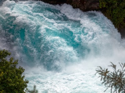 Kolkerend turquoise water van de Huka Falls bij Taupo, Nieuw-Zeeland.