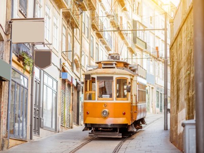 Historische tram in een smalle straat in Porto, tijdens familiereis Spanje & Portugal van 22 dagen.