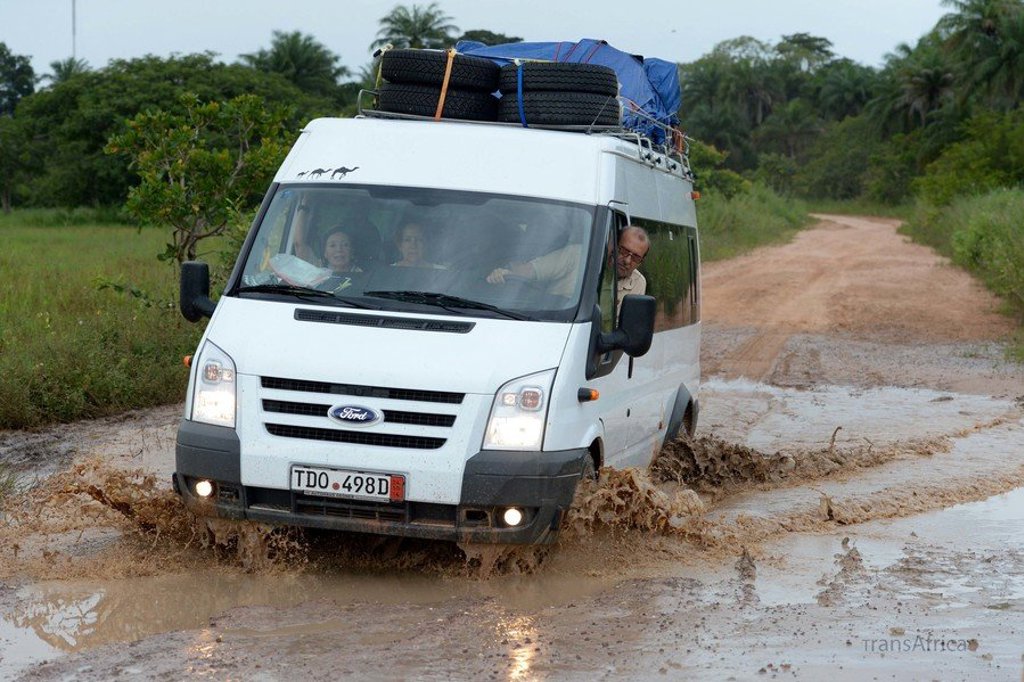 Safari-jeep op onverharde weg tijdens groepsrondreis Ghana, Togo en Benin.
