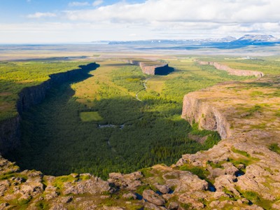 Uitzicht over de Ásbyrgi-kloof met steile rotswanden en groen dal in Noord-IJsland.