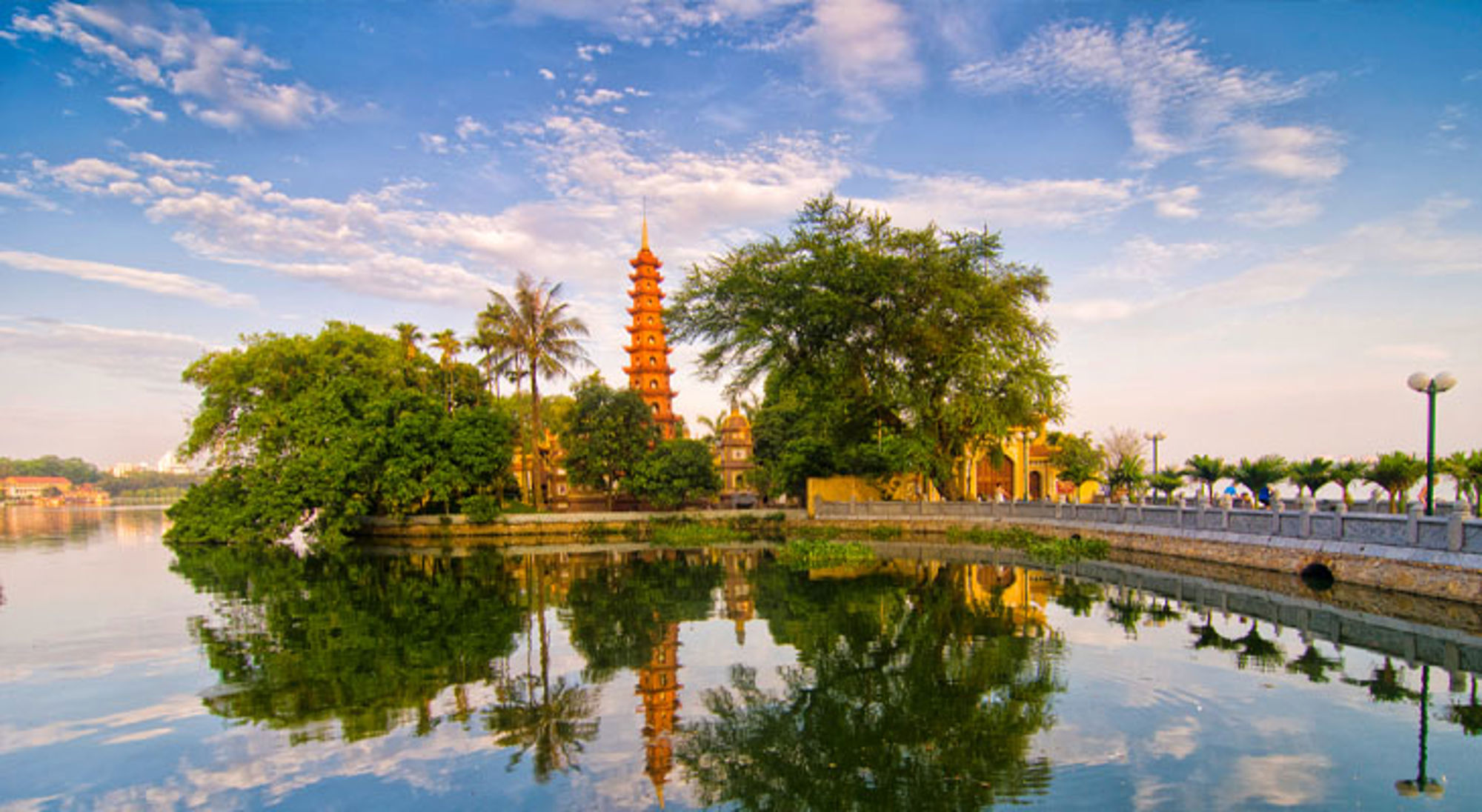 Tran Quoc pagode Hanoi Tran Quoc-pagode aan West Lake in Hanoi, Vietnam, met weerspiegeling in het water.