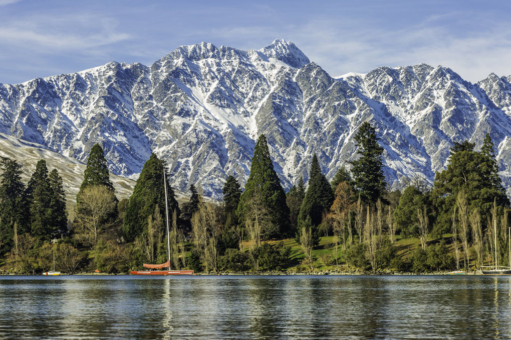 Sneeuwbergen bij Lake Wakatipu in Queenstown, Nieuw-Zeeland, tijdens groepsrondreis Australië & Nieuw-Zeeland.