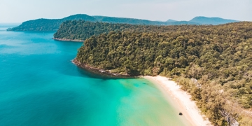 Tropisch strand en turquoise zee bij Koh Rong, Cambodja.