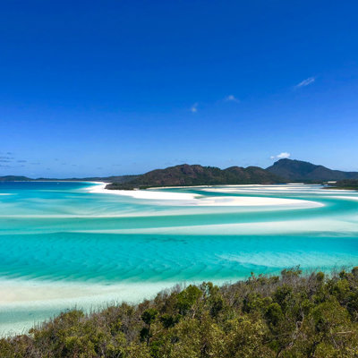 Turquoise zee en witte zandbanken bij de Whitsunday Islands tijdens een 22-35ers reis Australië.