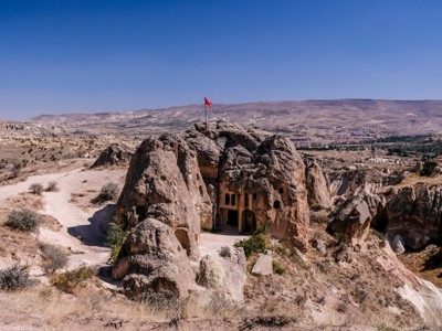 Uitzicht op rotskerken en uitgehouwen grotwoningen langs de wandelroute in Cappadocië, Turkije.