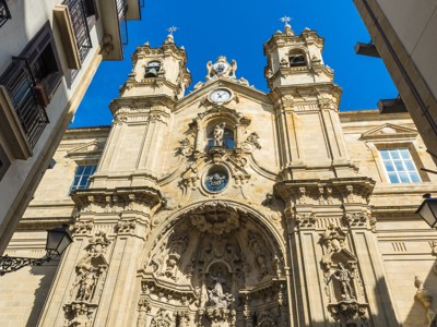 Barokke kathedraalgevel met twee torens en rijk versierde entree tijdens familiereis Spanje & Portugal.
