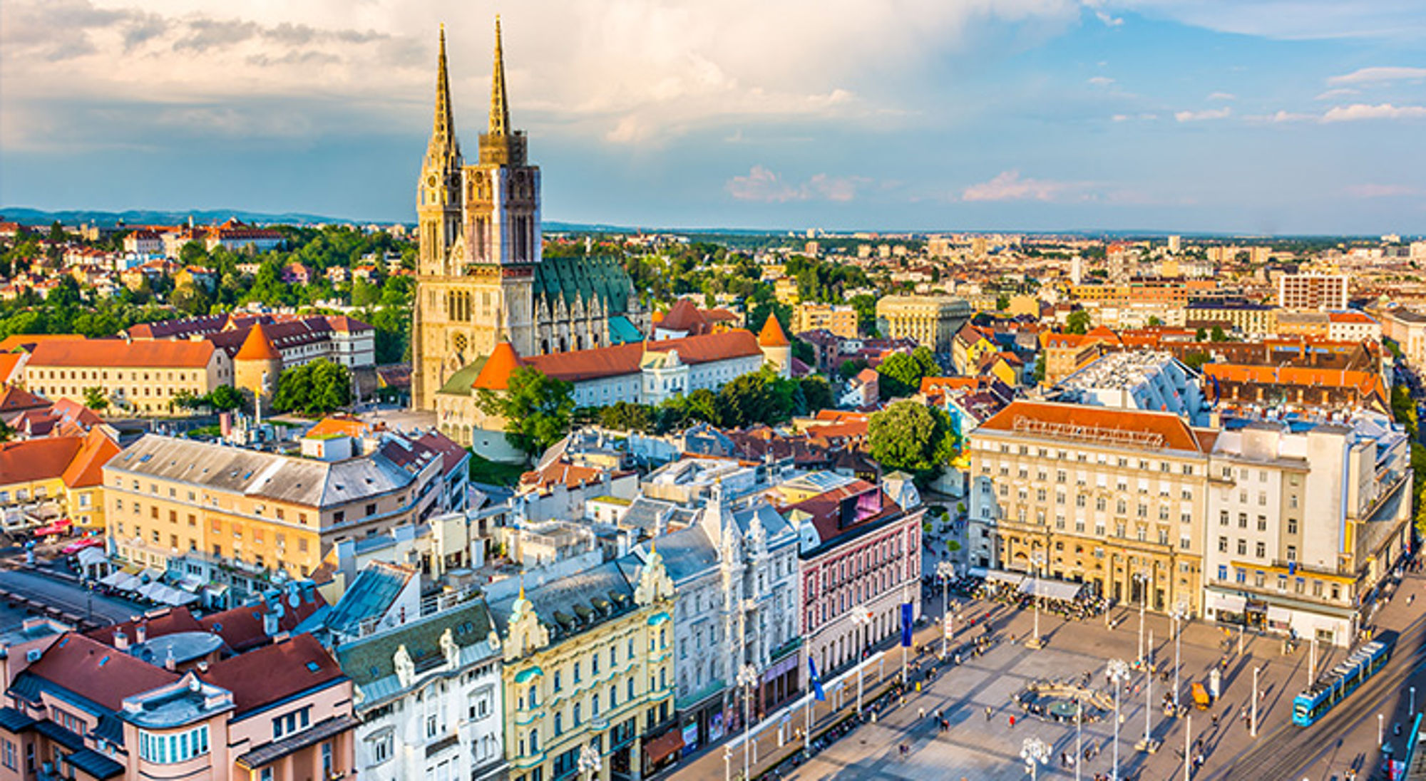 Ben Jelicicaplein, Zagreb Panoramisch uitzicht op Zagreb met de kathedraal en het Ban Jelačić-plein.