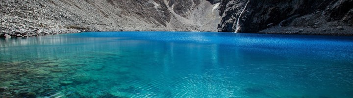 Laguna 69 in Peru met turquoise bergmeer en besneeuwde toppen in de Cordillera Blanca.