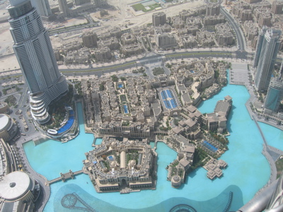 Uitzicht op Downtown Dubai met turquoise Dubai Fountain-meer en wolkenkrabbers.