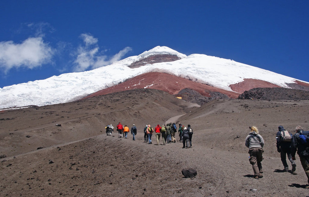 Wandelaars tijdens groepsrondreis Ecuador op pad naar de besneeuwde Cotopaxi-vulkaan.