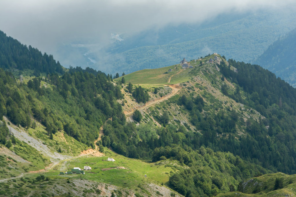 Berglandschap op de Balkan met wandelpad naar een berghut op een groene bergkam.