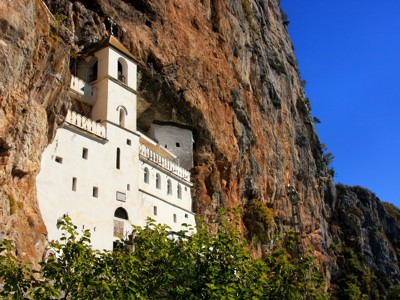 Ostrog-klooster tegen een steile rotswand in Montenegro, Route Montenegro 8 dagen dag 1.