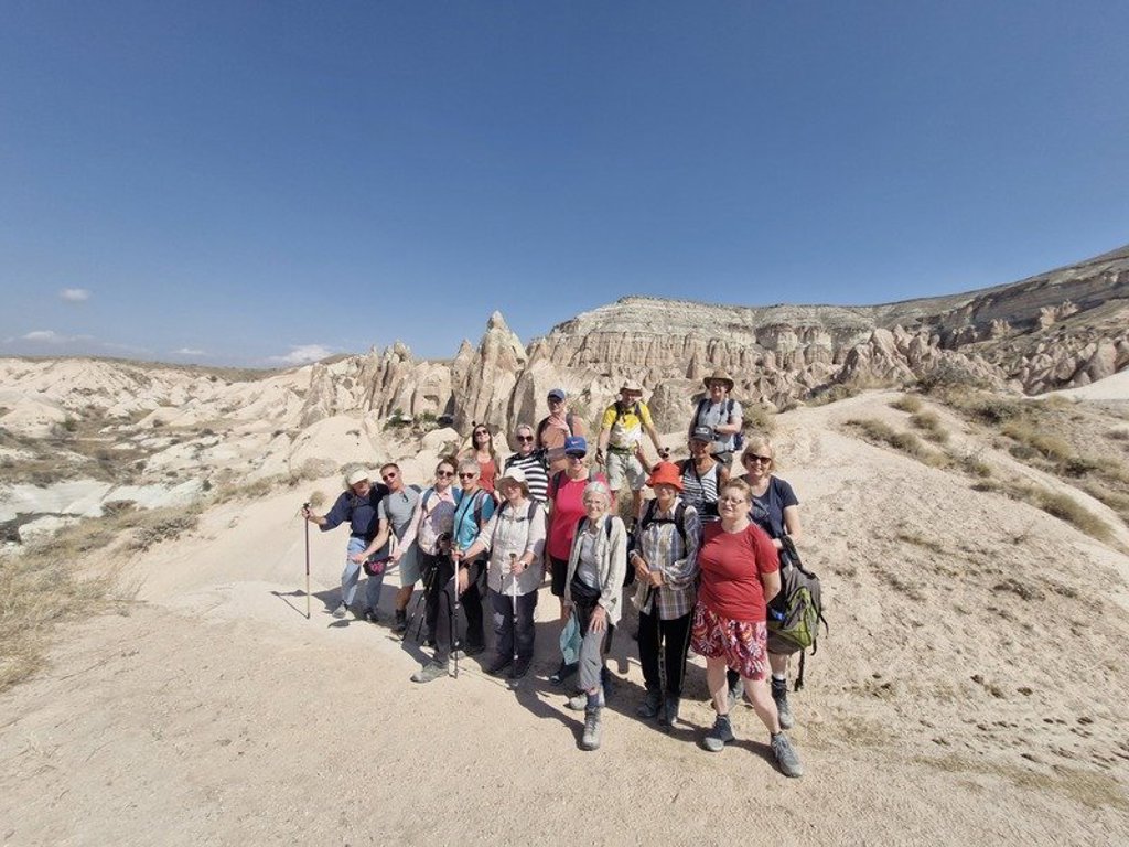 Wandelaar bij rotsformaties in Cappadocië, Turkije.