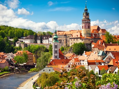 Uitzicht op Český Krumlov met kasteel en rode daken langs de rivier, route Centraal Europa.