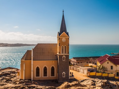 Lutherse kerk in Lüderitz aan de Atlantische kust, met uitzicht op zee.