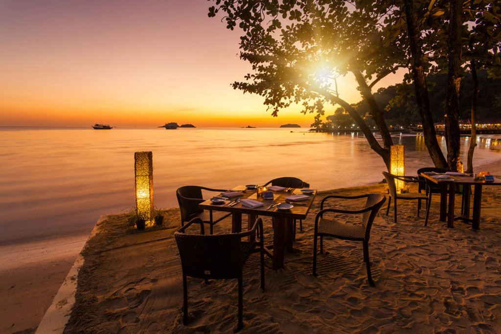 Sfeervol diner op het strand bij zonsondergang tijdens 22-35ers reis Thailand, Laos & Cambodja.