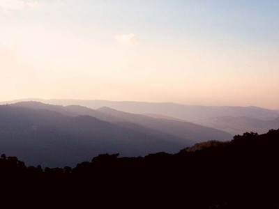 Gelaagde bergketens in Ethiopië bij zonsopkomst tijdens de 29-daagse route.