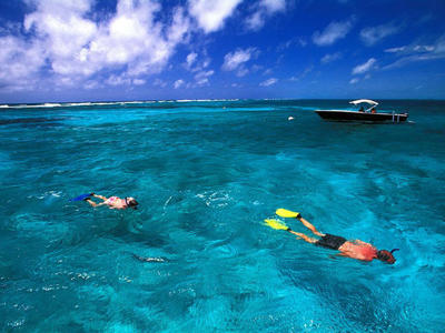 Snorkelen in helderblauw water tijdens de groepsrondreis Trans-Midden-Amerika langs de Pan-American Highway.