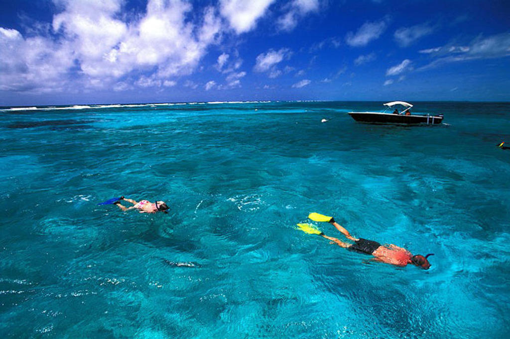 Snorkelen in helderblauw water tijdens de groepsrondreis Trans-Midden-Amerika langs de Pan-American Highway.