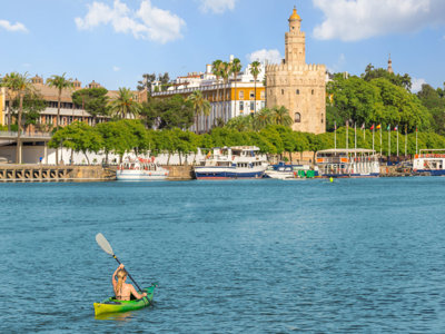 Kajakker op de Guadalquivir met uitzicht op de Torre del Oro in Sevilla, Andalusië.