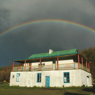 Regenboog boven een traditioneel huis in het Mongoolse landschap tijdens een groepsrondreis Mongolië.