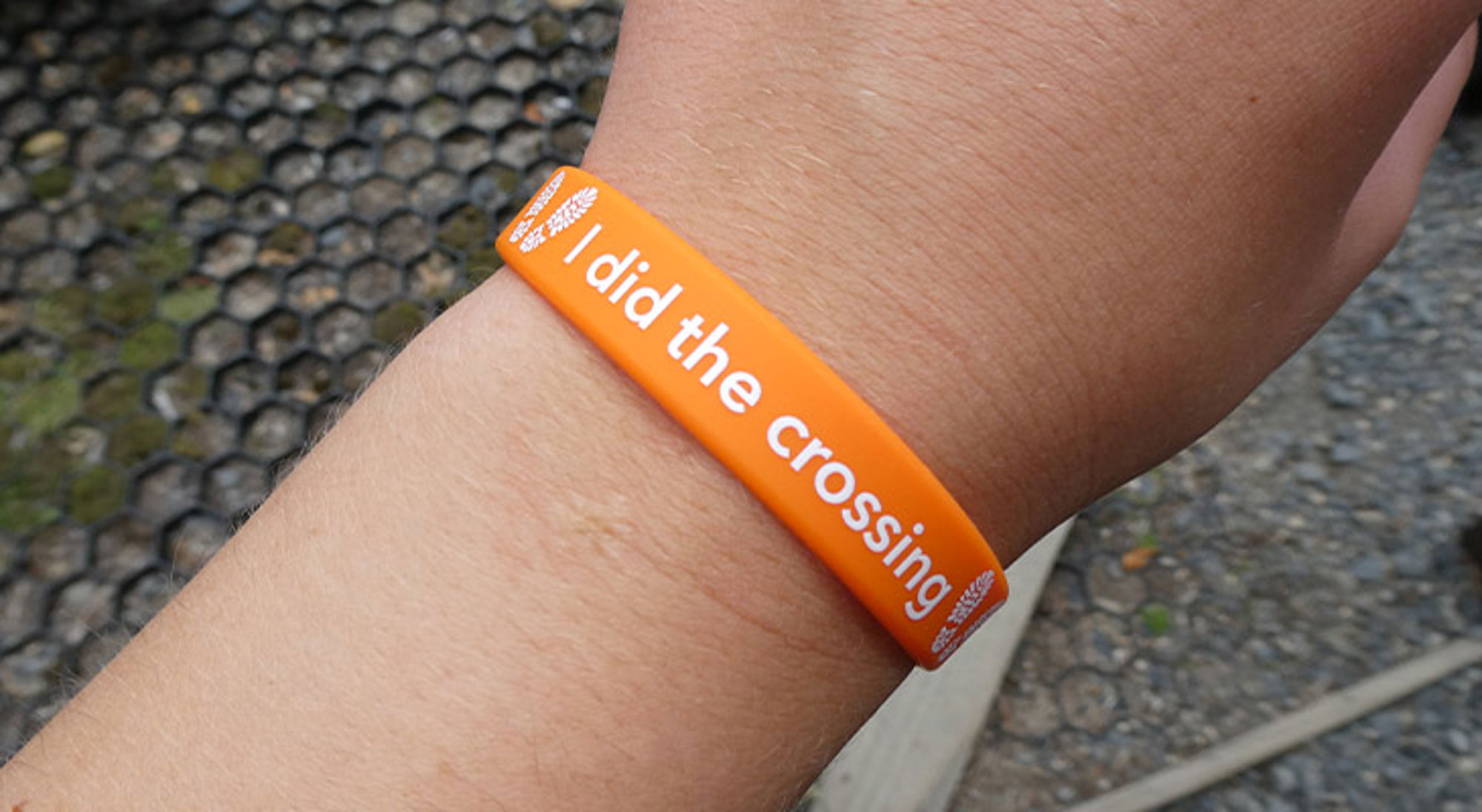 Ketetahi car park Oranje polsbandje met tekst “I did the crossing” om een pols.
