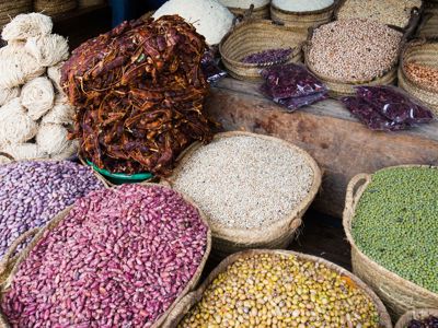 Marktstalletje met manden vol bonen, granen en gedroogde kruiden tijdens rondreis Kenia, Tanzania en Zanzibar.