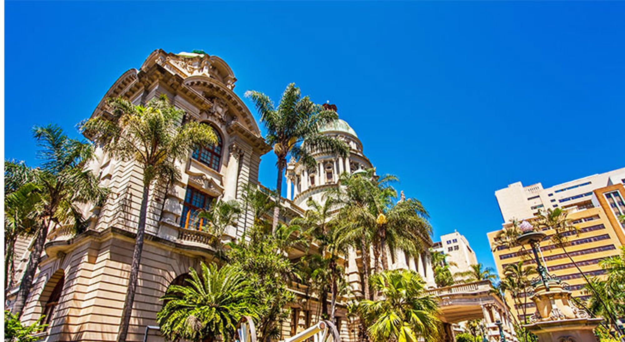 Stadhuis van Durban Palmbomen bij het Monte Carlo Casino in Monte Carlo, Monaco, onder een strakblauwe lucht.