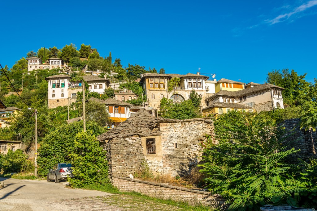 Traditionele Ottomaanse huizen tegen de heuvels van Berat, Albanië, tijdens een familiereis door de Balkan.