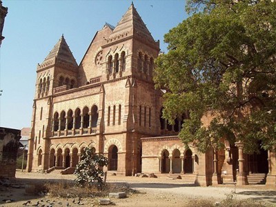 Historisch paleis met twee torens en bogen, Gujarat-route dag 11.