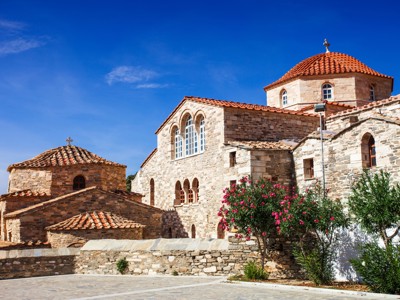 Stenen kerk met rode koepeldaken op Naxos, onderdeel van de 8-daagse wandelvakantie Naxos, Santorini en Paros.