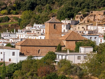 Wit Andalusisch dorp met kerk en heuvels in de Sierra Nevada, tijdens de 8-daagse wandelvakantie bij Granada.