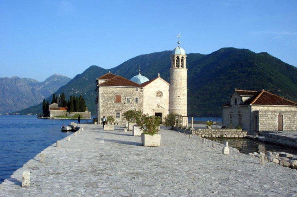 Kerk op het eilandje Gospa od Škrpjela in de Baai van Kotor, Montenegro, tijdens 22-35ers reis Balkan.