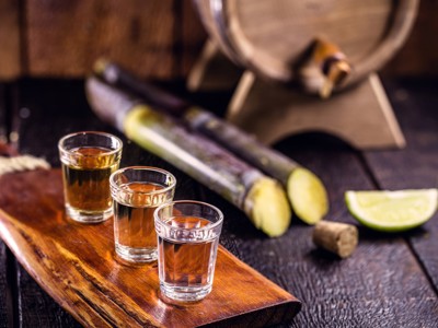 Caipirinha met cachaça en limoen, geserveerd met suikerriet tijdens de route Brazilië en Buenos Aires.