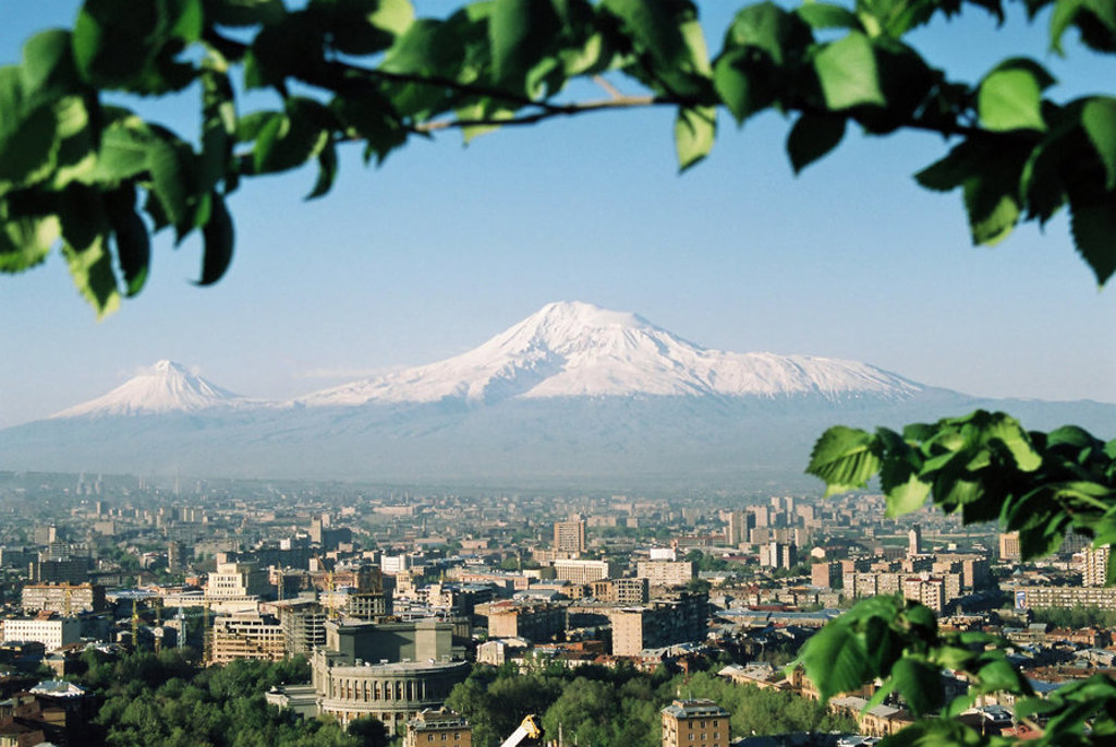 Uitzicht over Jerevan met de besneeuwde berg Ararat op de achtergrond.
