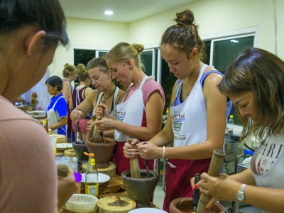 Reizigers volgen een Thaise kookworkshop en maken curry in vijzels tijdens Thailand Avontuur, 24 dagen.
