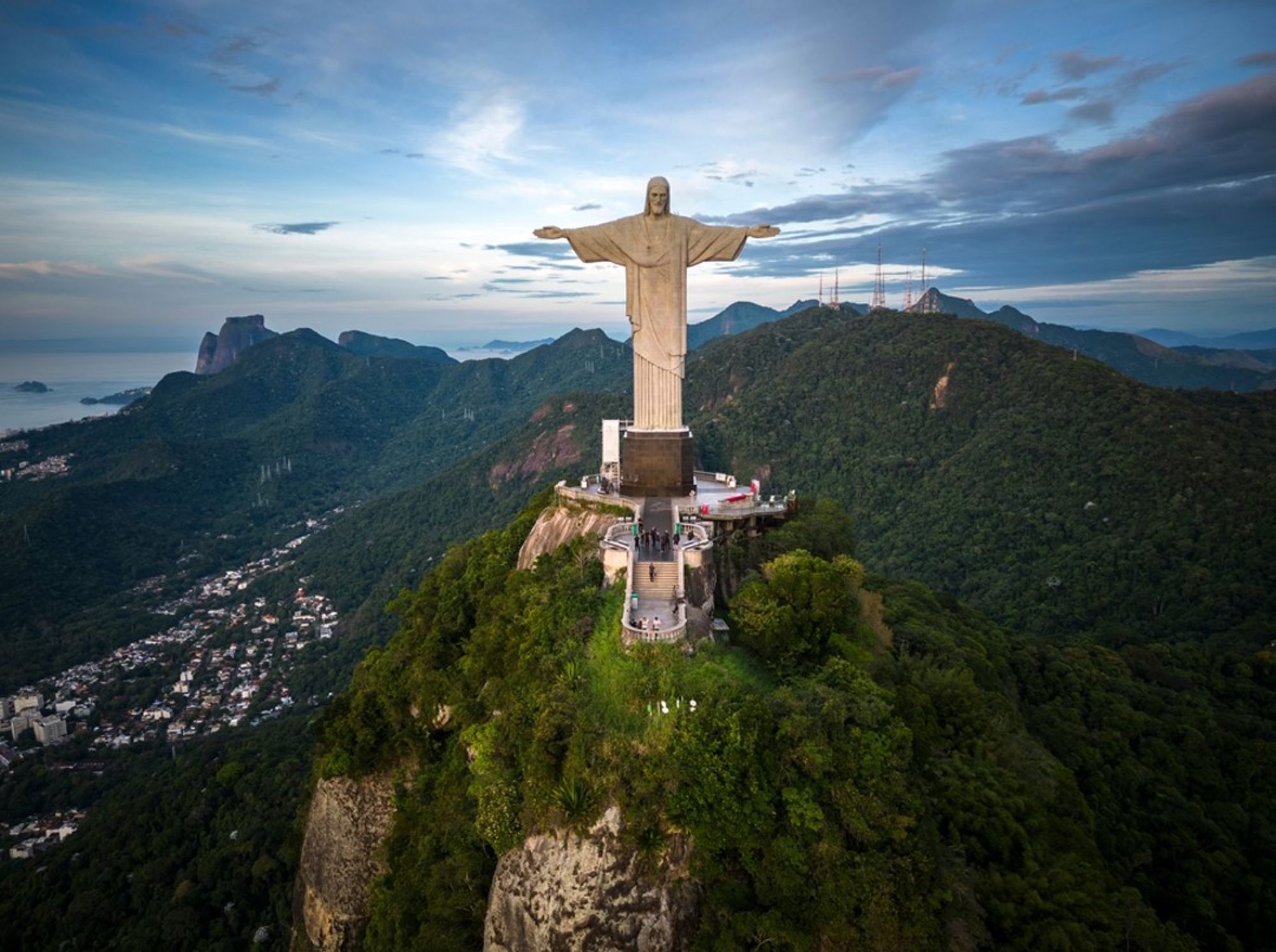 Christus de Verlosser op de Corcovado in Rio de Janeiro met uitzicht over de bergen en kust van Brazilië.