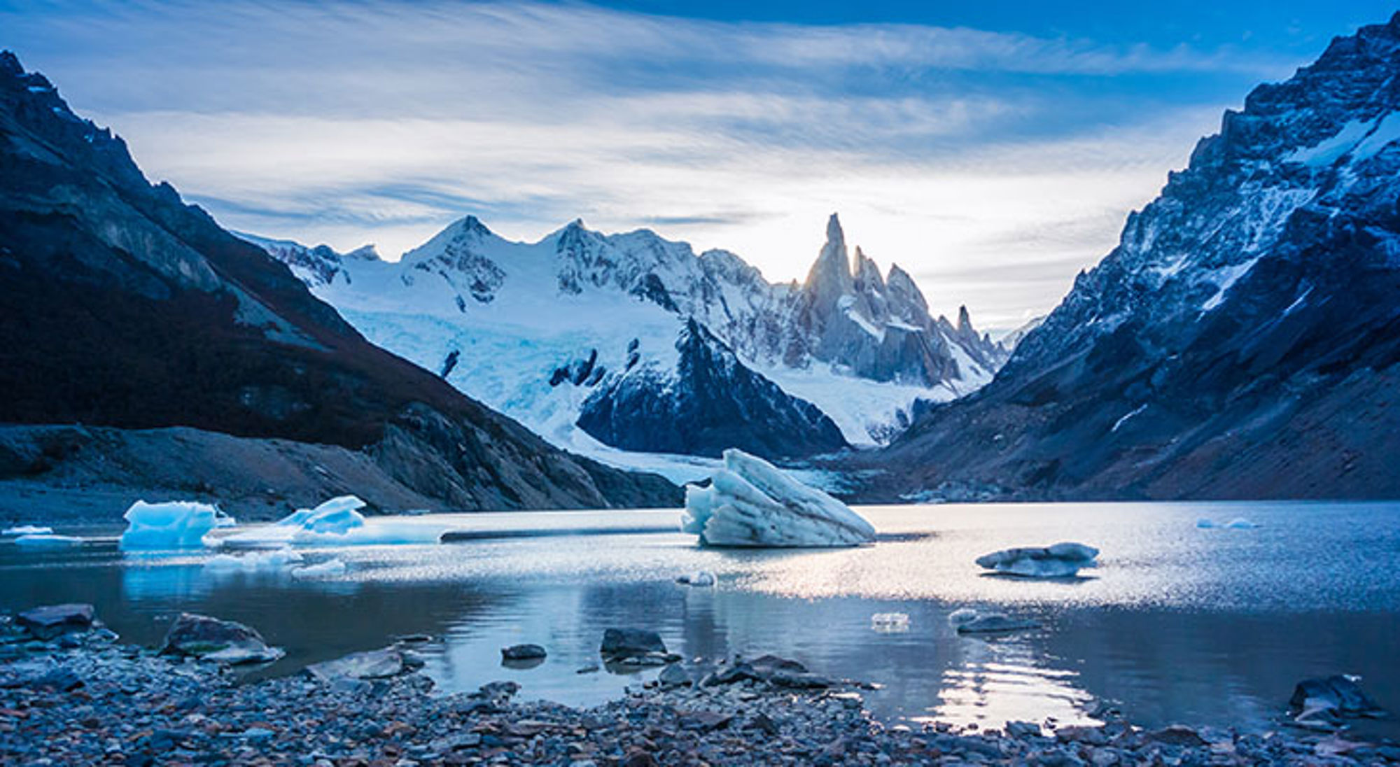 Ijs en sneeuw in de buurt van El Chaltén Lago Grey met drijvende ijsbergen en de pieken van Torres del Paine in Patagonië.